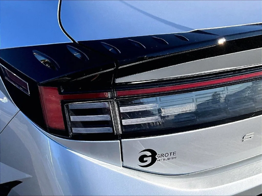 Used 2025 Silver Hyundai SEL image 31