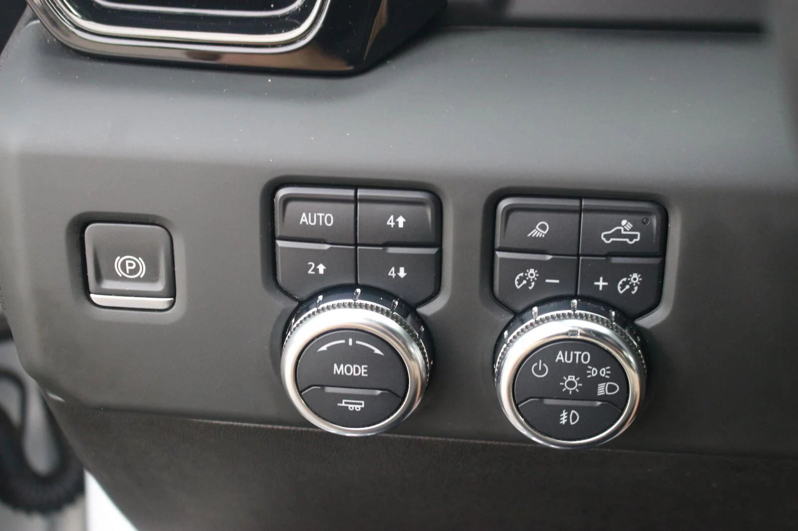 Used 2024 Summit White GMC AT4 image 30