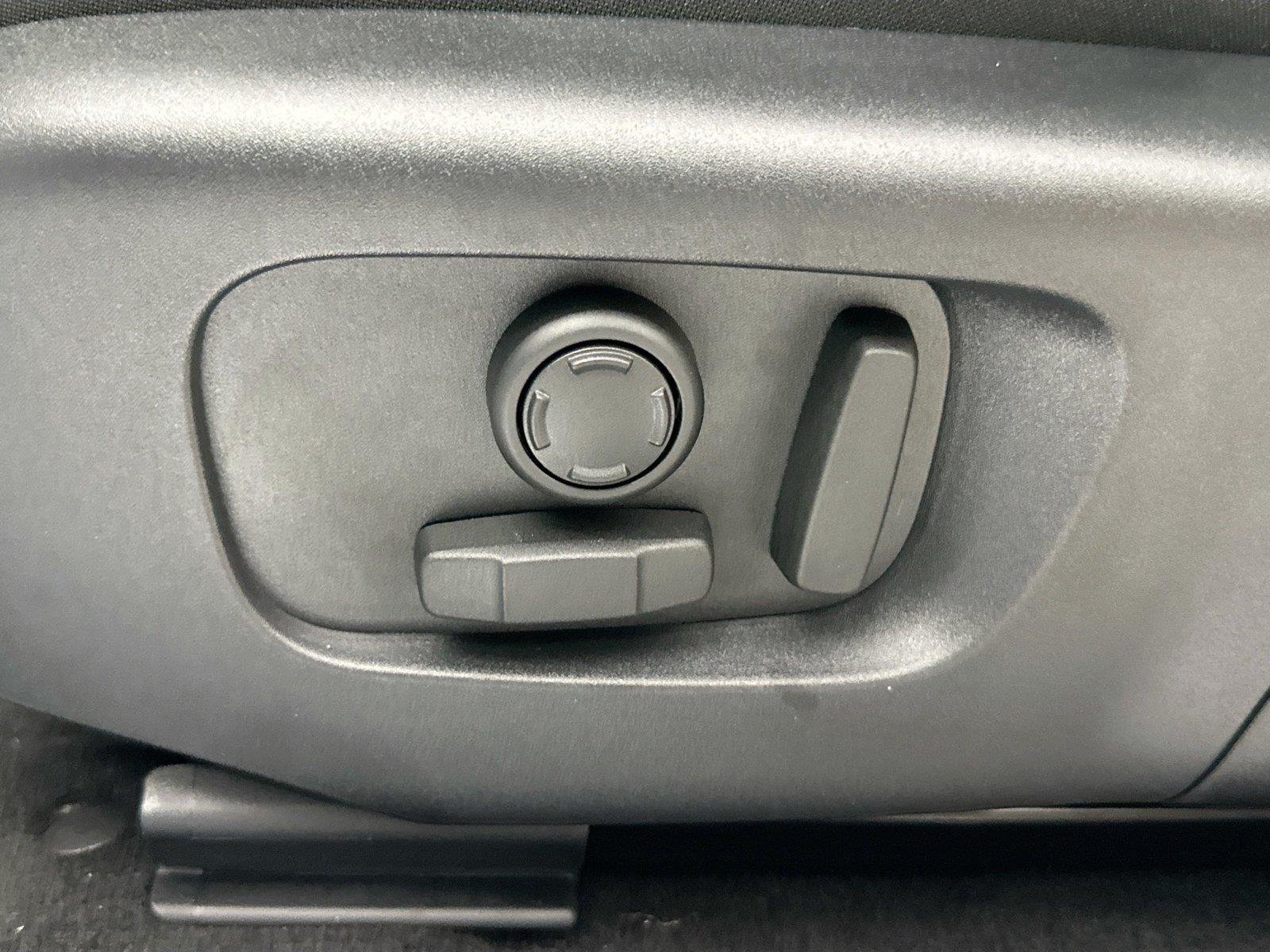 Certified Used 2026 Fuji White Land Rover Dynamic SE image 19