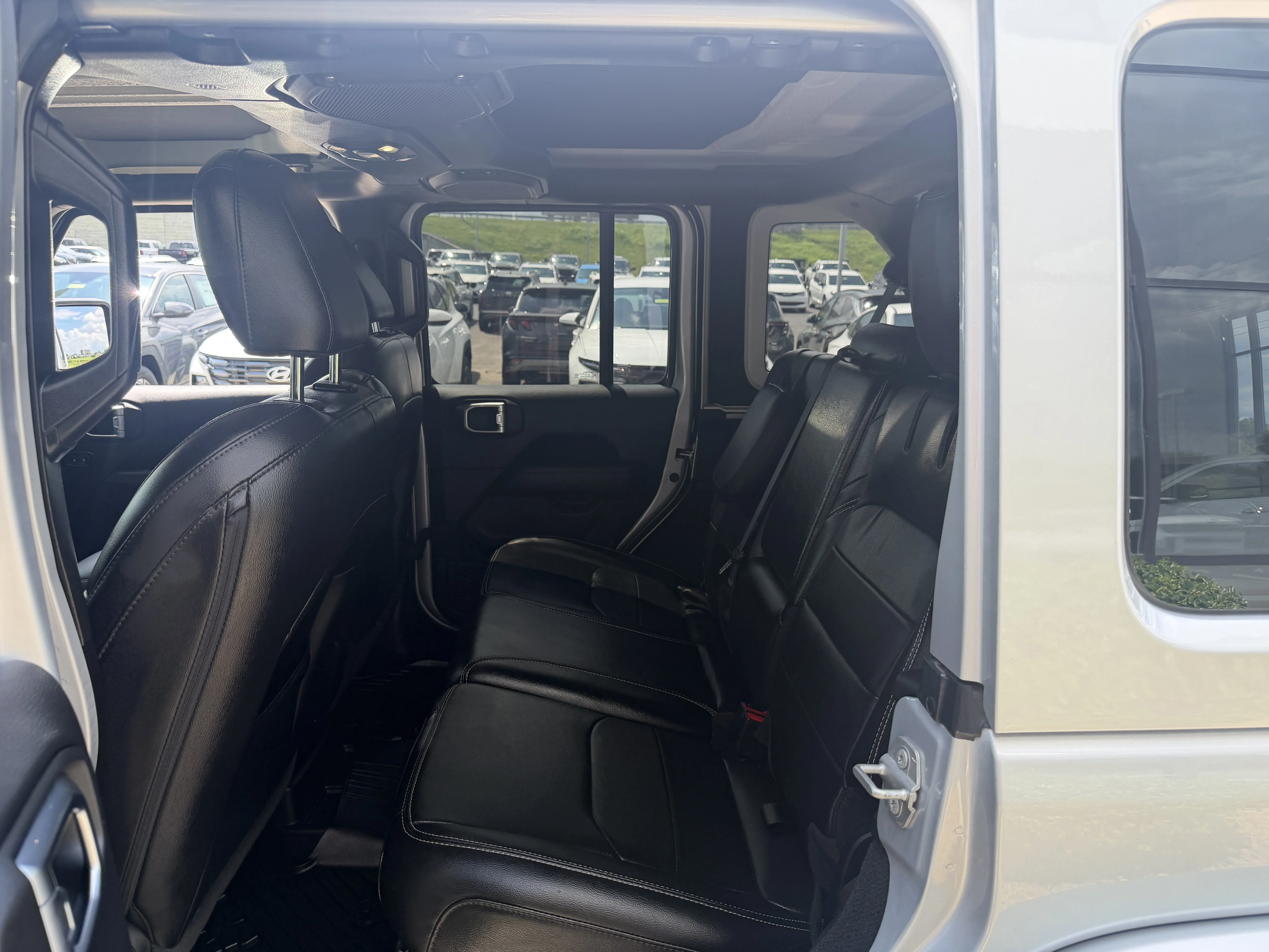 Used 2022 Silver Zynith Clearcoat Jeep Unlimited Sahara image 34