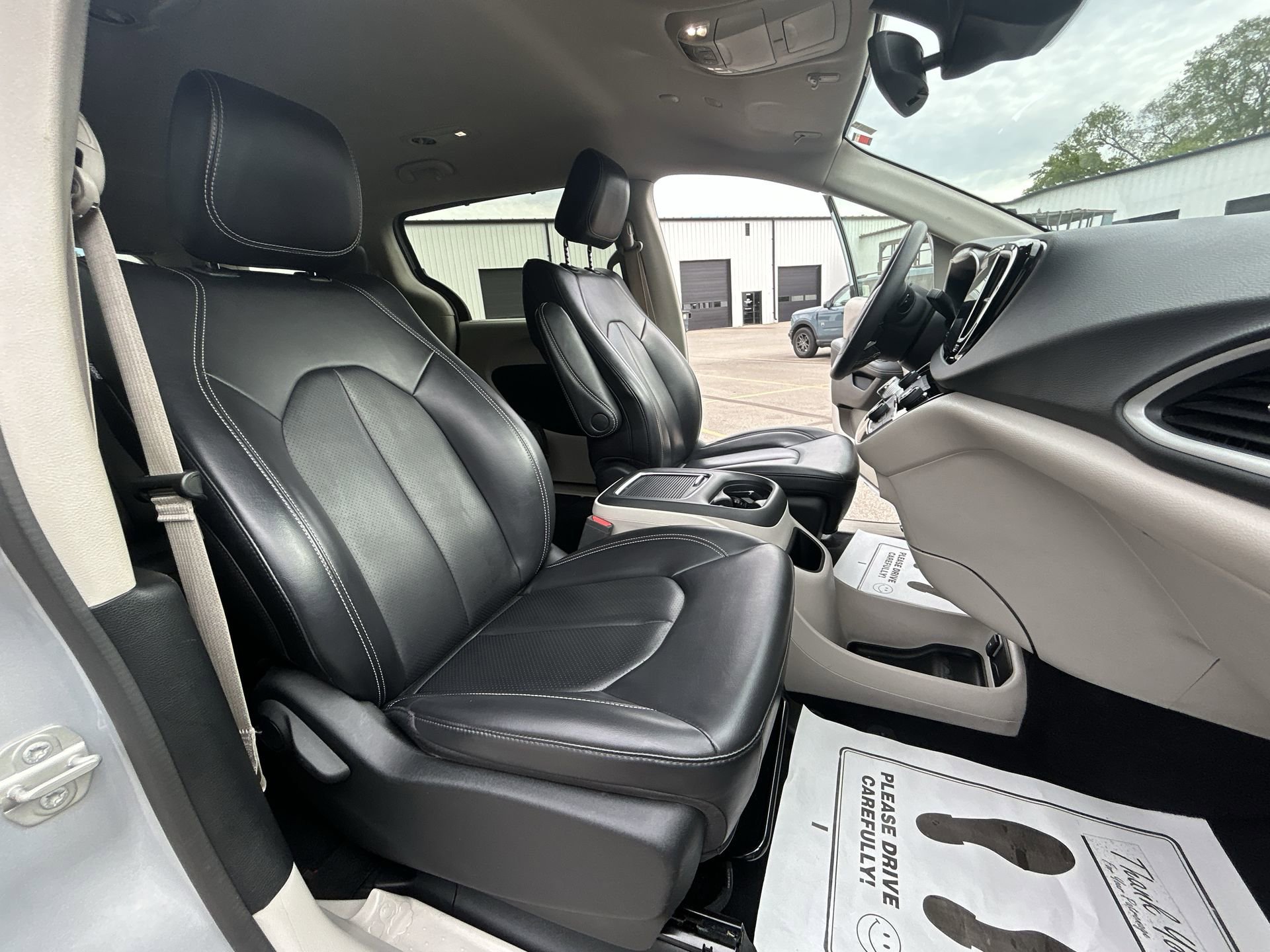 Used 2023 Silver Mist Clearcoat Chrysler Touring L image 27