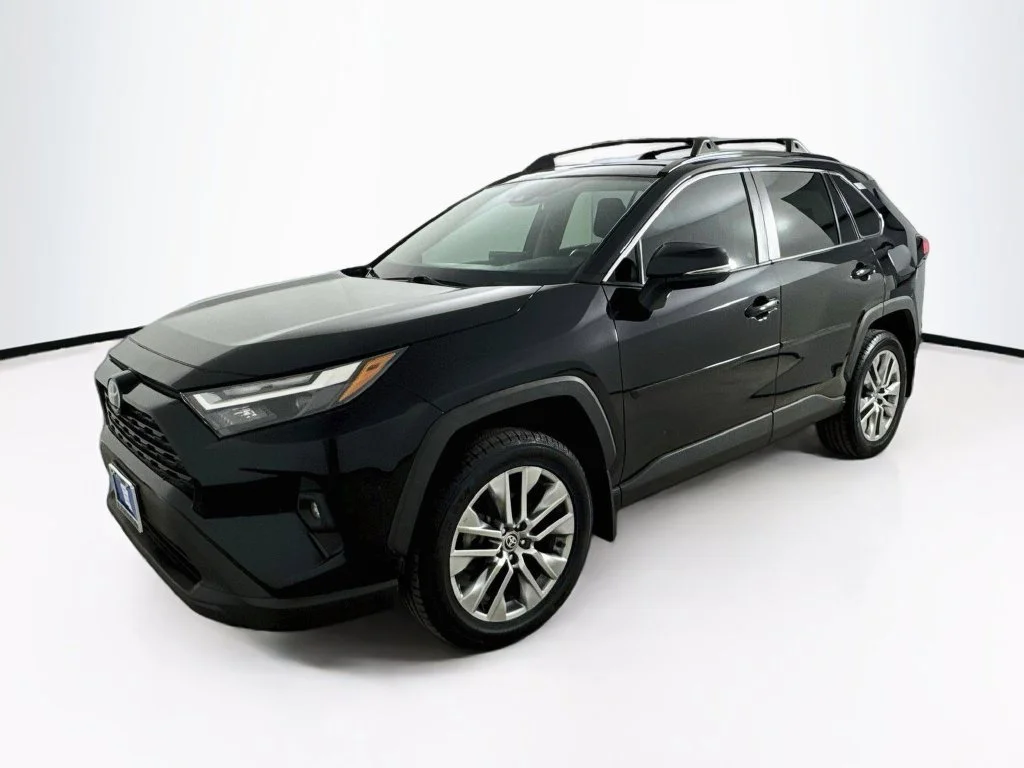 Used 2022 Midnight Black Metallic Toyota XLE Premium image 3