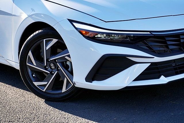 Used 2025 White Hyundai SEL Sport image 3