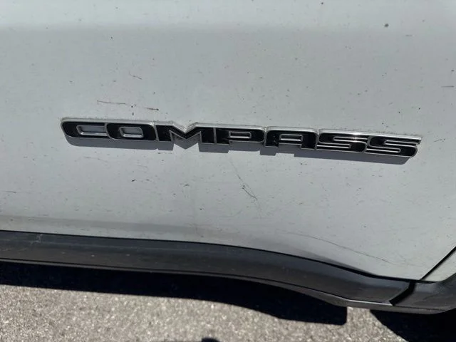 Used 2022 White Jeep Latitude image 12