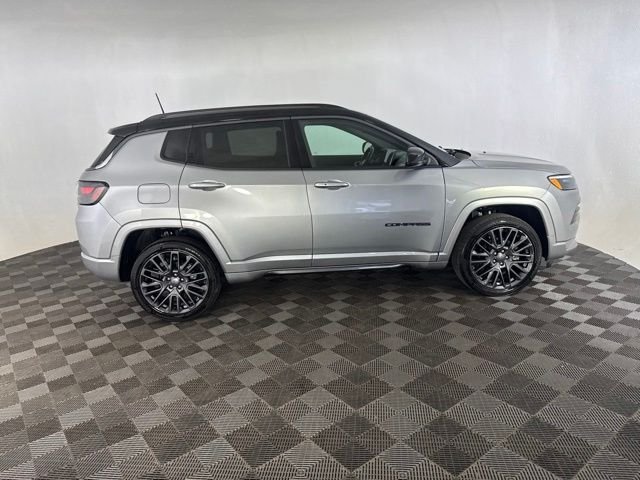 Used 2022 Silver Jeep Limited image 4