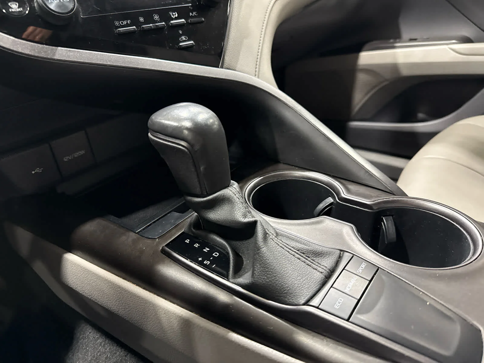 2023 Toyota Camry SE - Photo 17