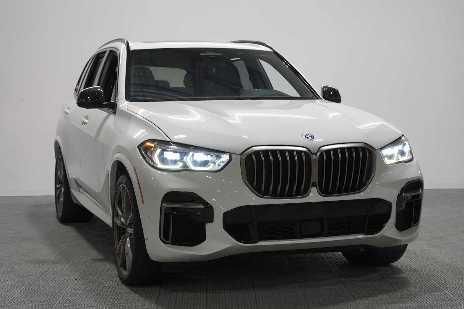 Certified Used 2023 Alpine White BMW M50i image 3