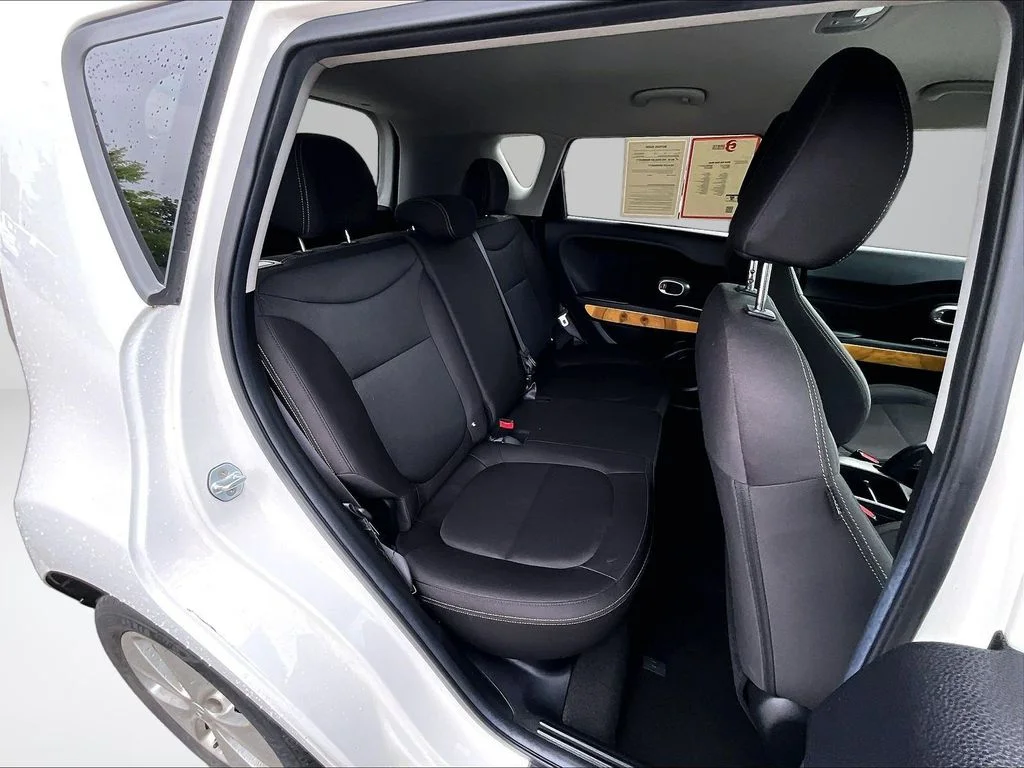 Used 2016 White Kia Base image 28