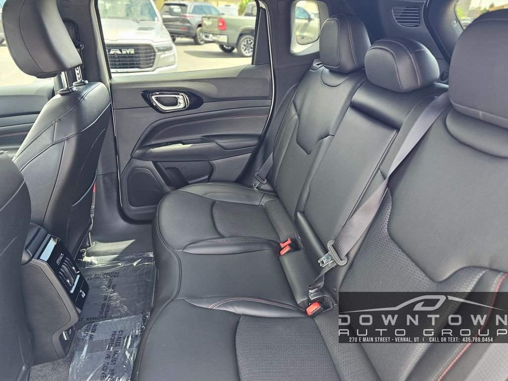 New 2026 Bright White Clear-Coat Exterior Paint Jeep Trailhawk image 26