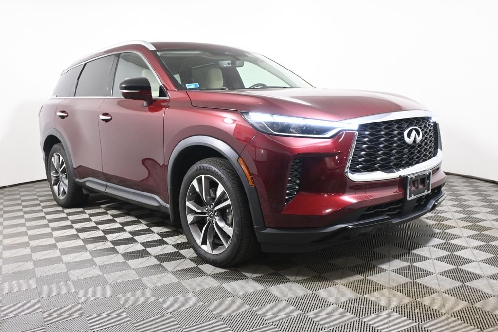 Certified Used 2023 Red INFINITI LUXE image 9