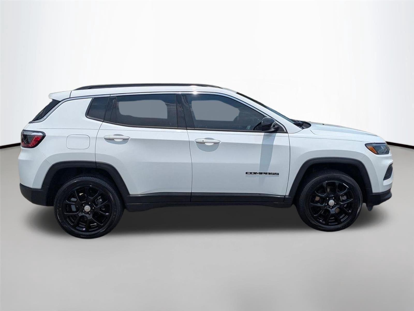 Used 2023 Bright White Clearcoat Jeep Latitude Lux image 4