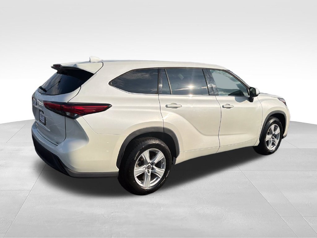 Used 2021 White Toyota LE image 5