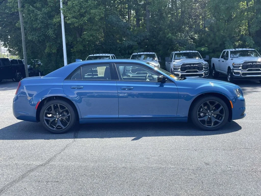 Certified Used 2022  Chrysler Touring image 9