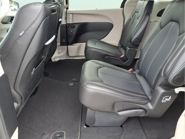 Used 2024 Black Chrysler Touring L image 16