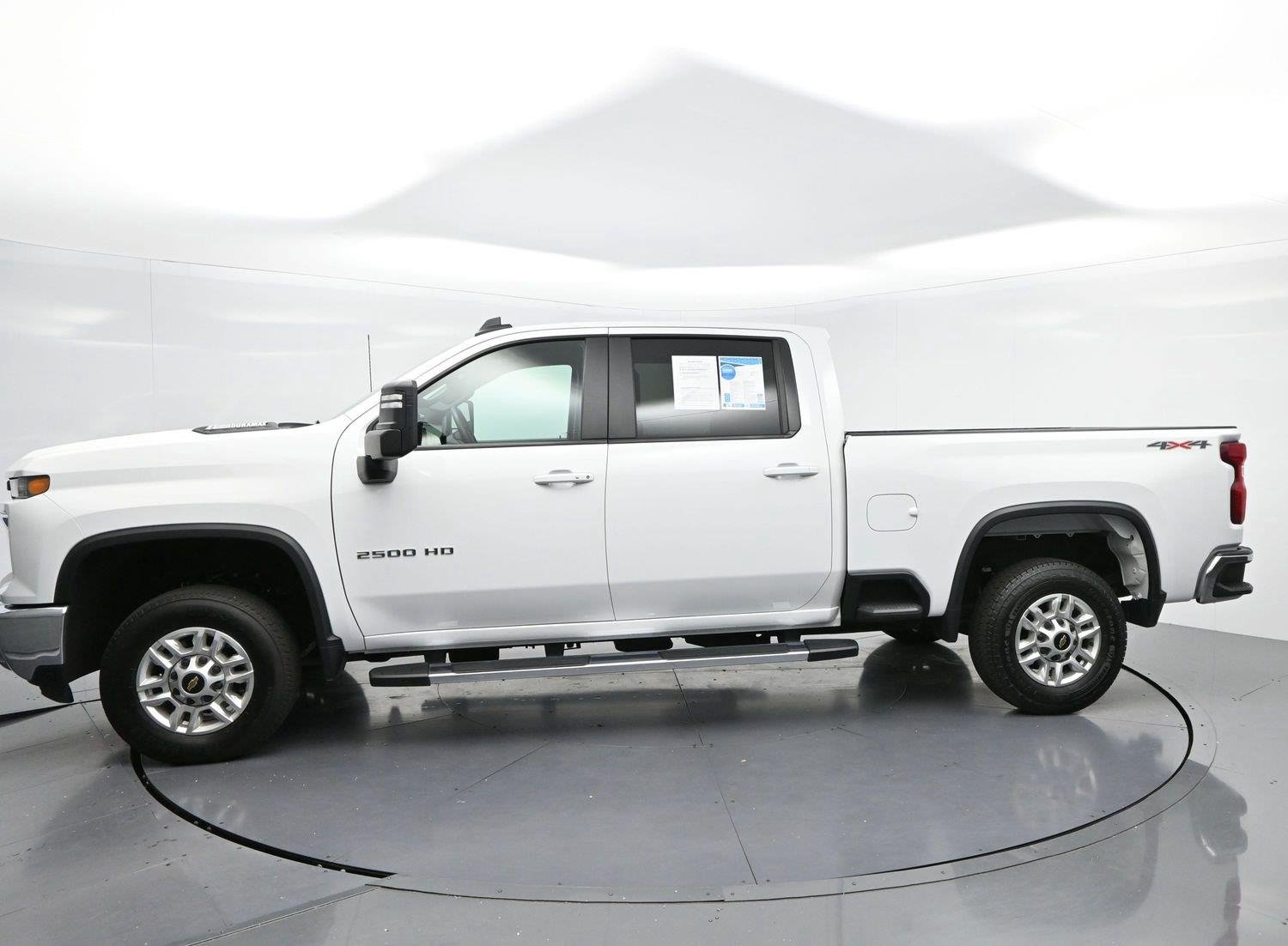 Used 2025 Summit White Chevrolet LT image 4