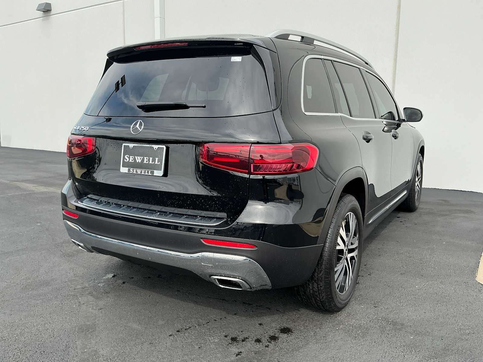 Used 2026 Night Black Mercedes-Benz GLB 250 image 4