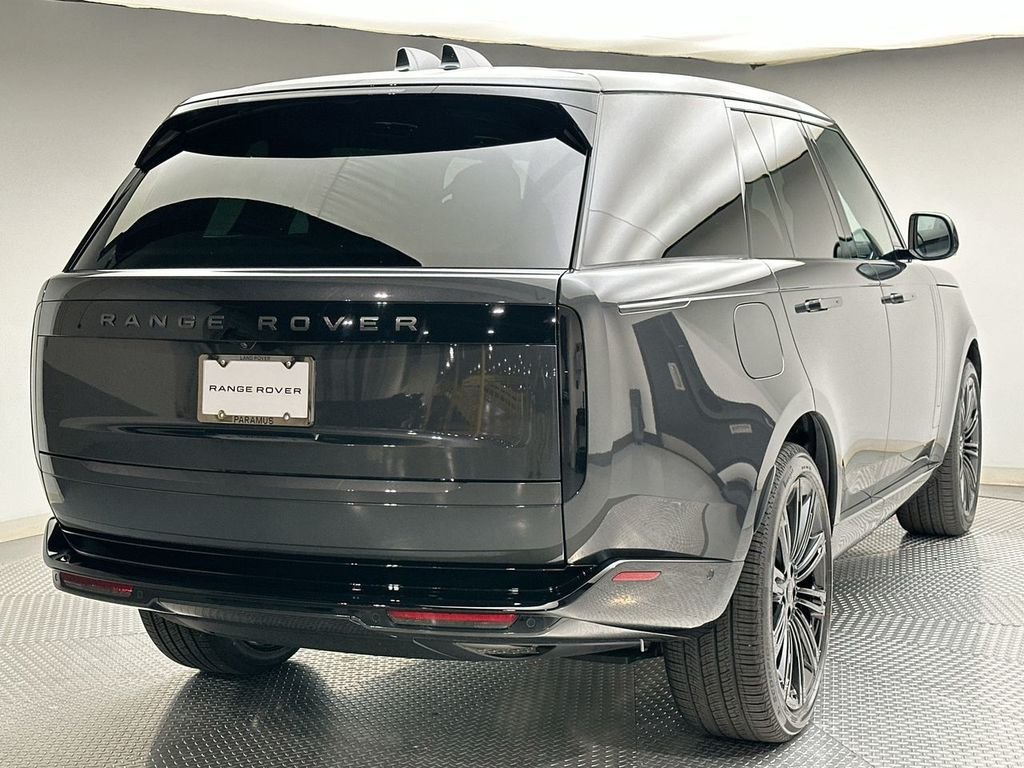New 2026 Carpathian Grey Land Rover SE image 3