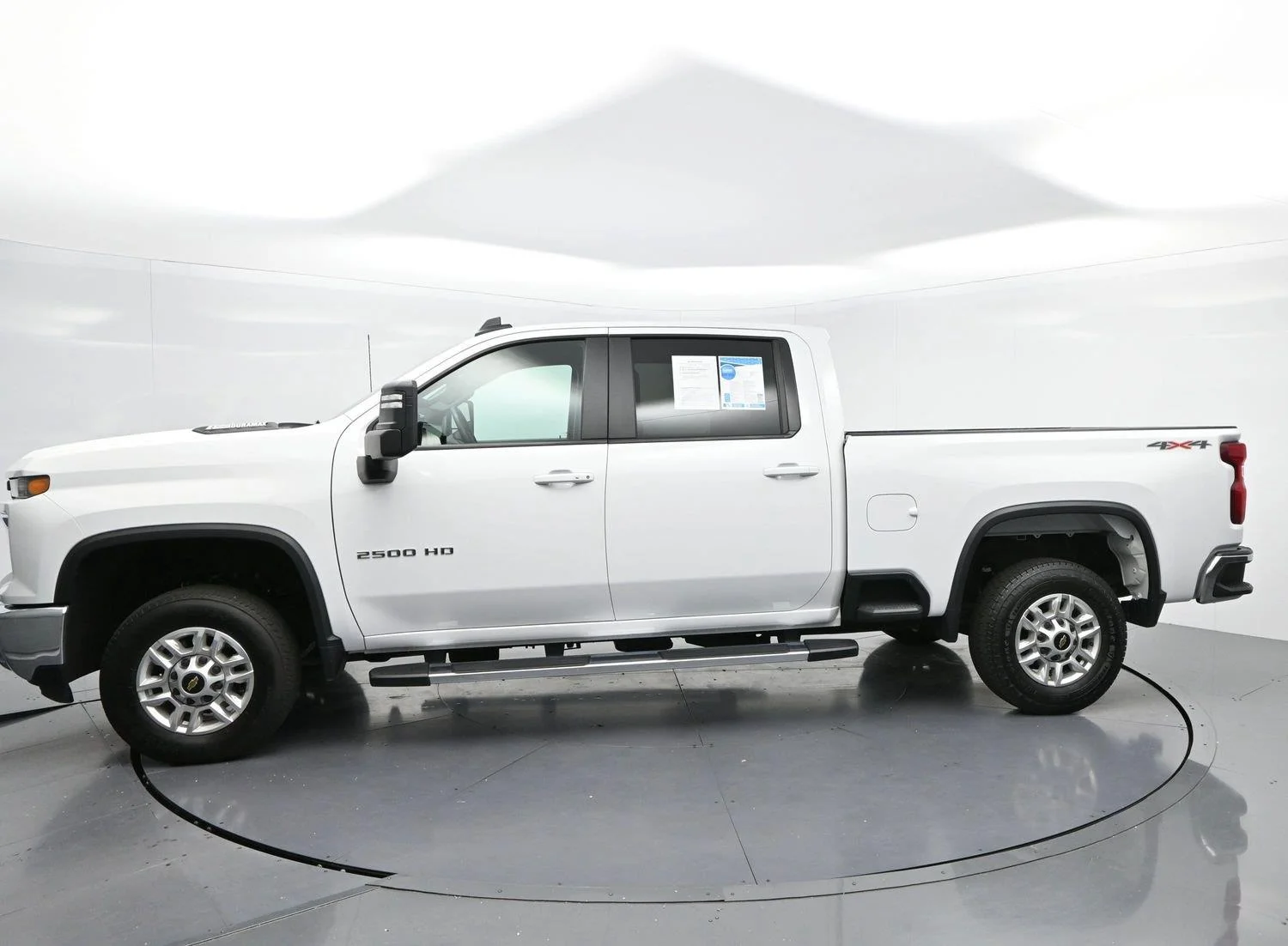 Used 2025 Summit White Chevrolet LT image 4