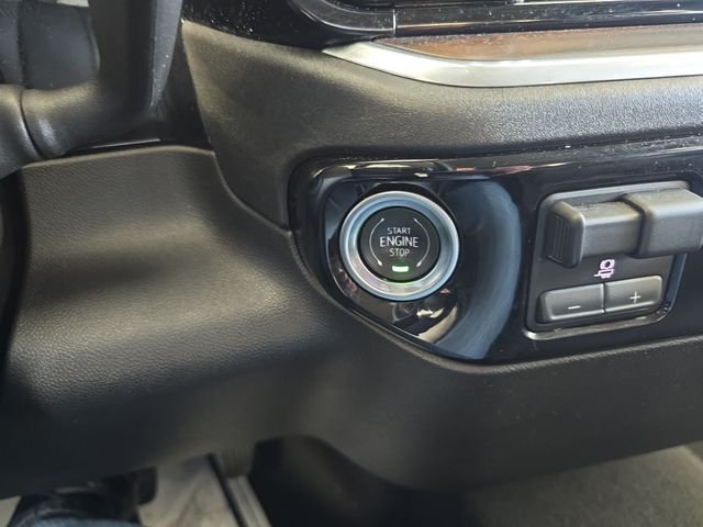 Used 2025 White GMC SLT image 23