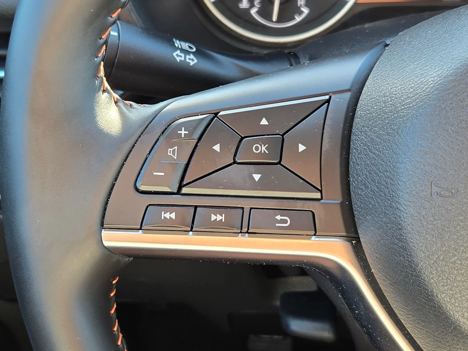 Used 2025 Super Black Nissan SR image 32