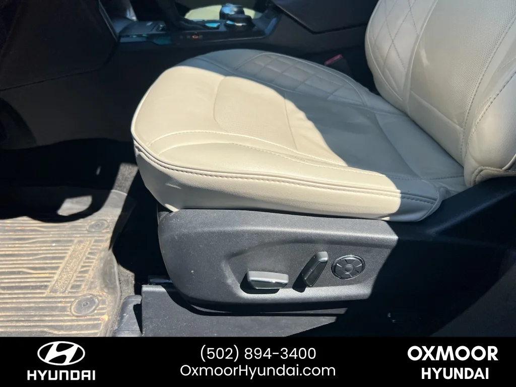 Used 2017 White Platinum Metallic Tri-Coat Ford Platinum image 5