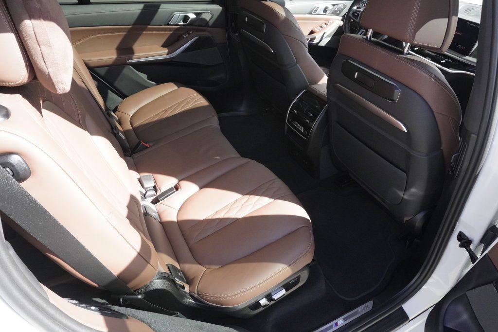 Used 2025 White BMW M60i image 26