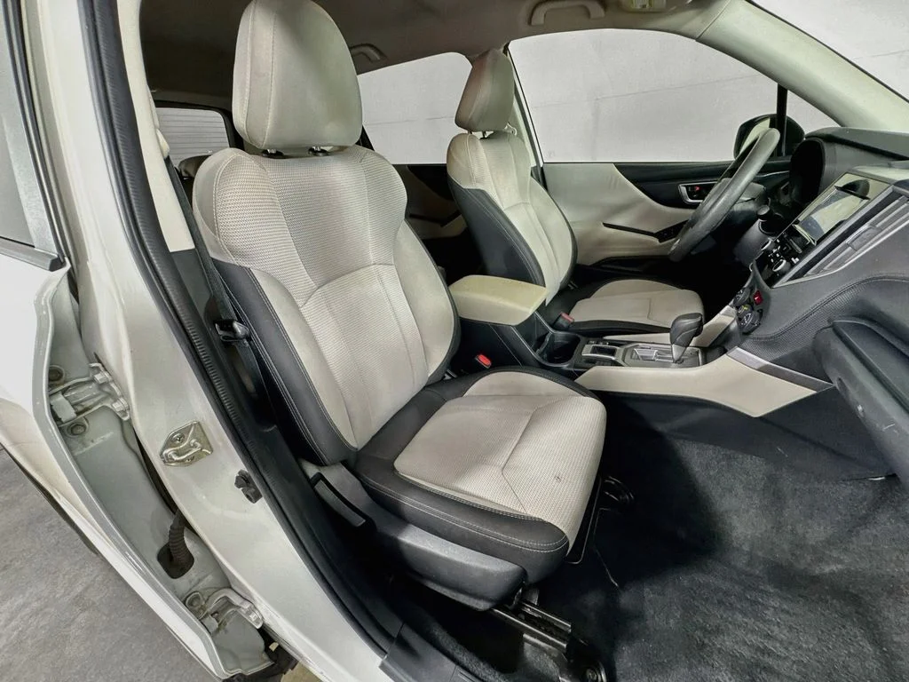 Used 2021 White Subaru Base image 32