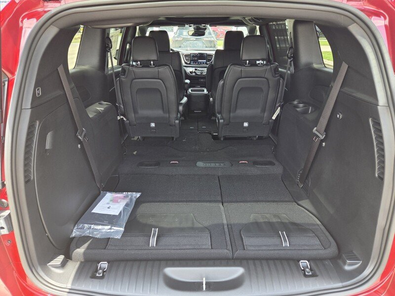 2026 Chrysler Pacifica Select - Photo 13
