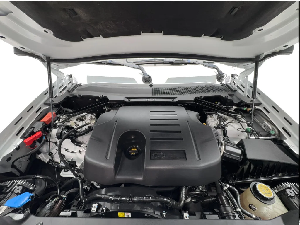 Used 2023 White Land Rover SE image 19