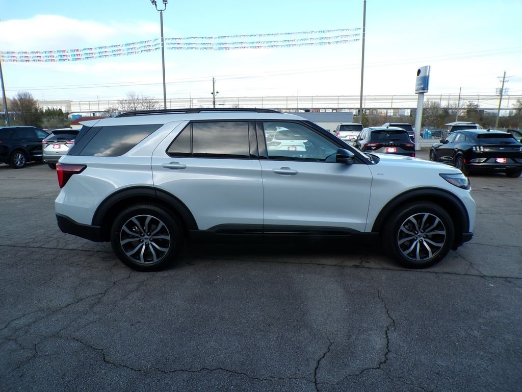 New 2026 Space White Metallic Ford ST-Line image 8
