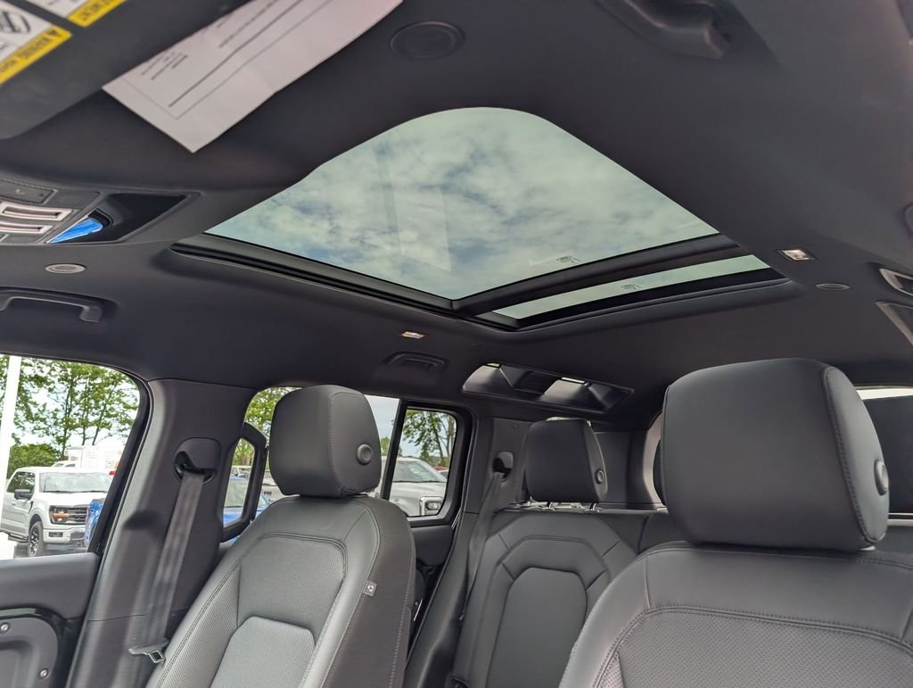 Used 2025 Black Land Rover S image 17