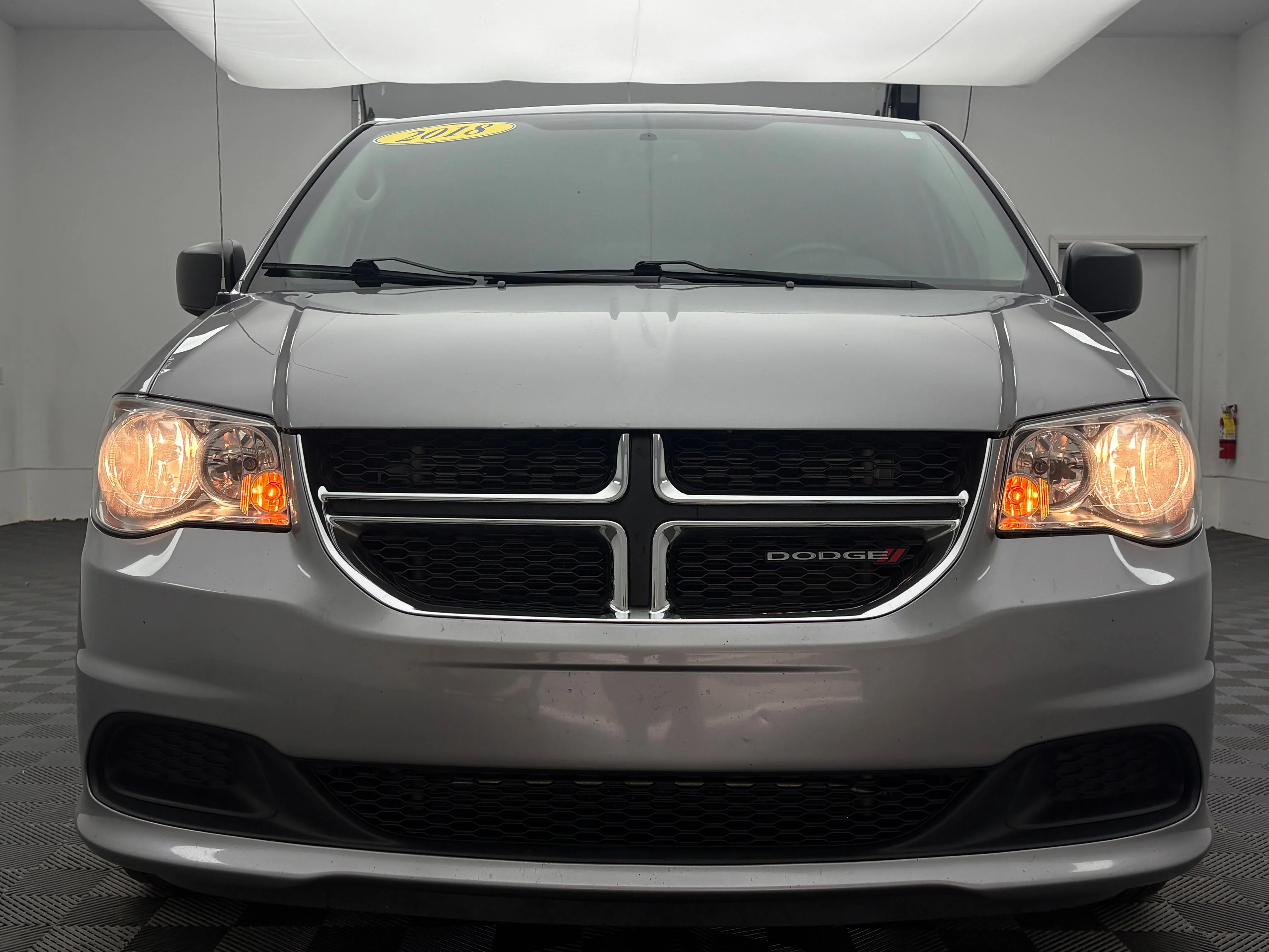 Used 2018 Billet Silver Metallic Clearcoat Dodge SE image 11