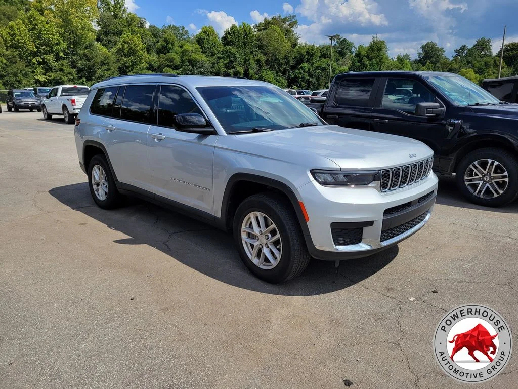 Used 2023 Silver Jeep Laredo image 6