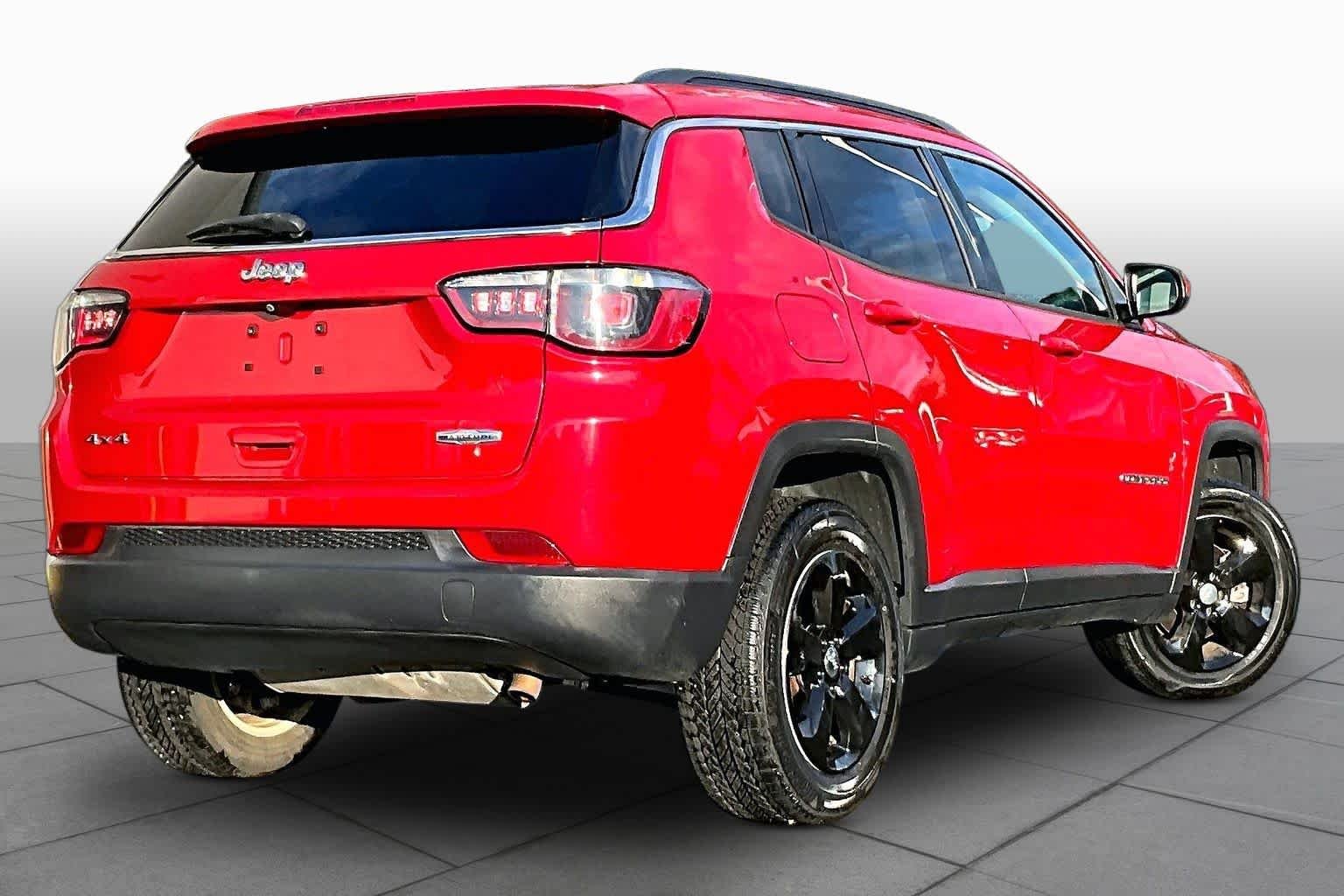 Used 2018 Redline Pearlcoat Jeep Latitude image 13
