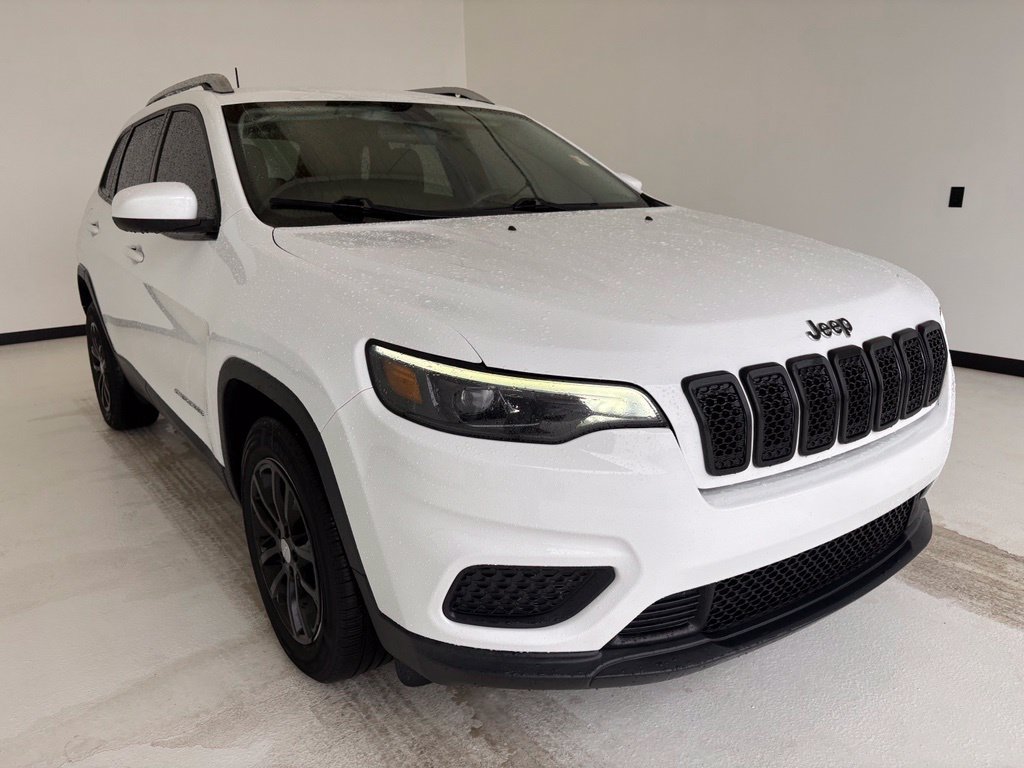 Used 2020 White Jeep Latitude image 12