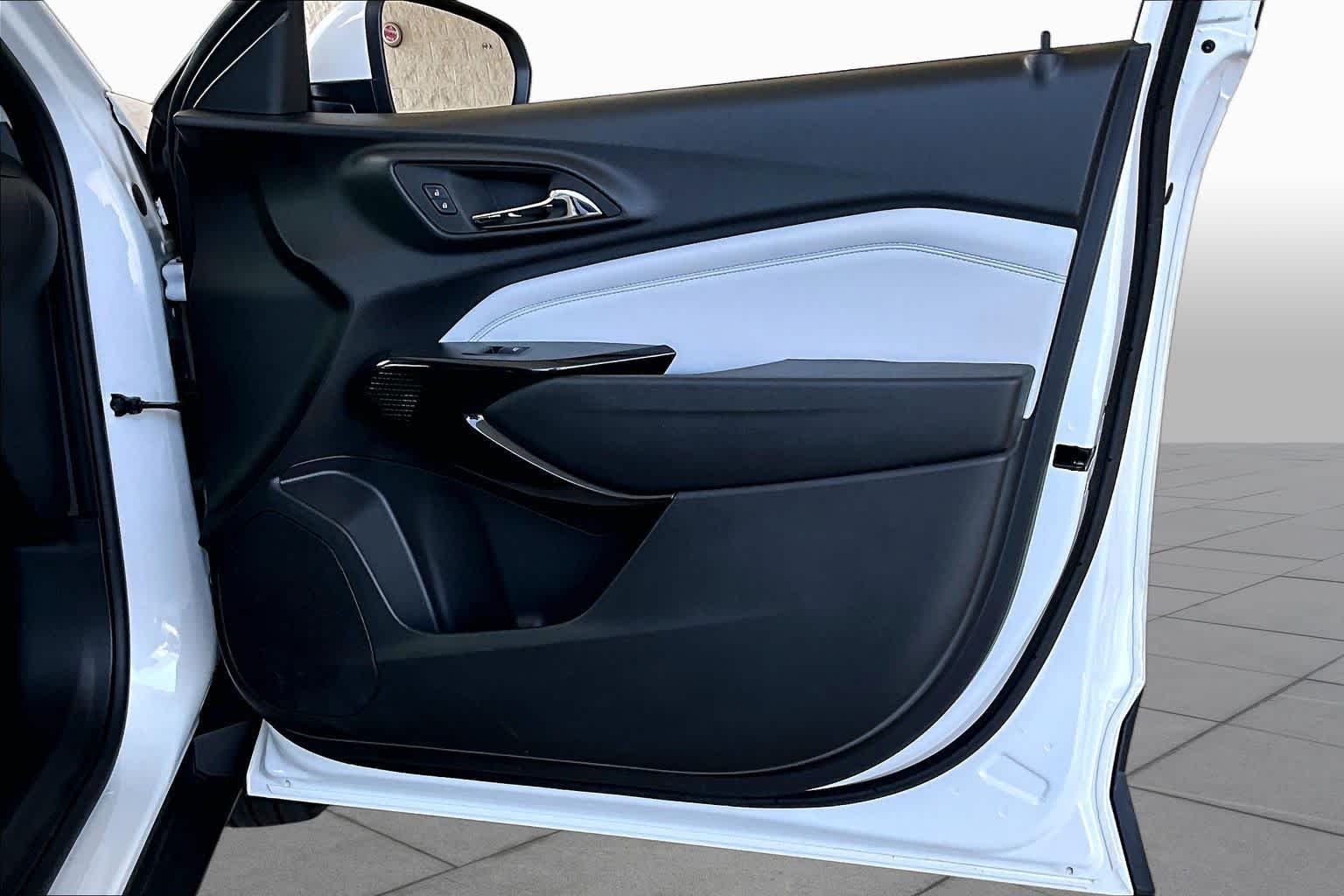 Used 2025 Summit White Chevrolet LT image 22