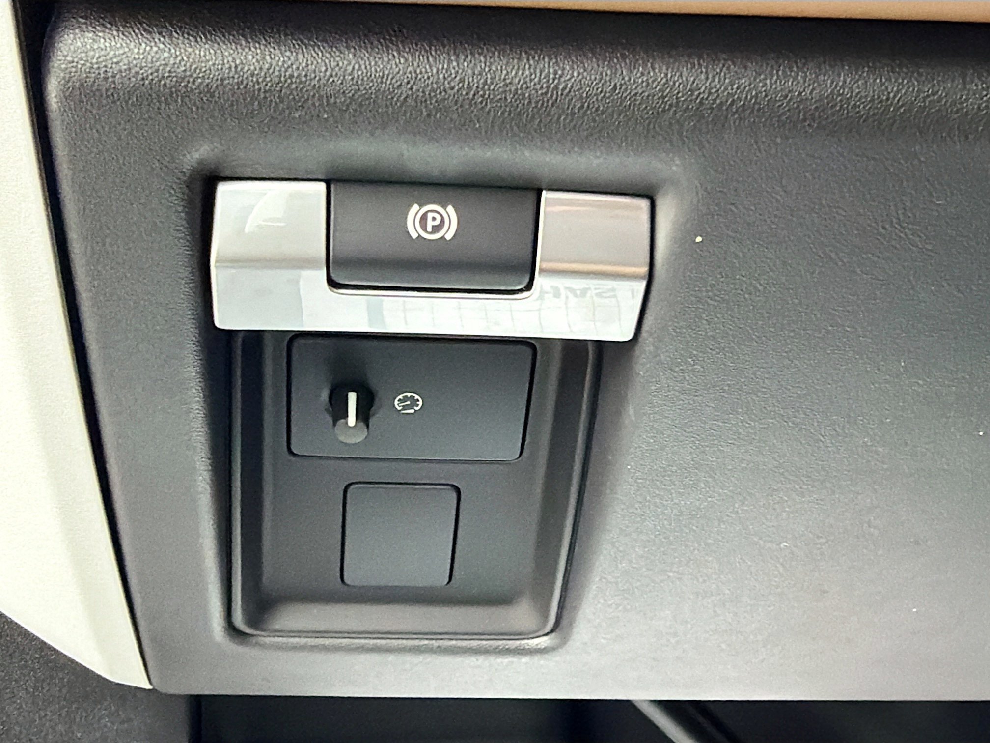 New 2026 Fuji White Land Rover X-Dynamic SE image 35