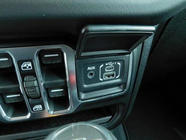 New 2026 Black Clear-Coat Exterior Paint Jeep Sahara image 16