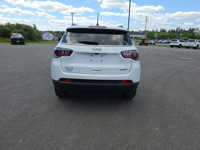 Used 2022 White Jeep Latitude image 4