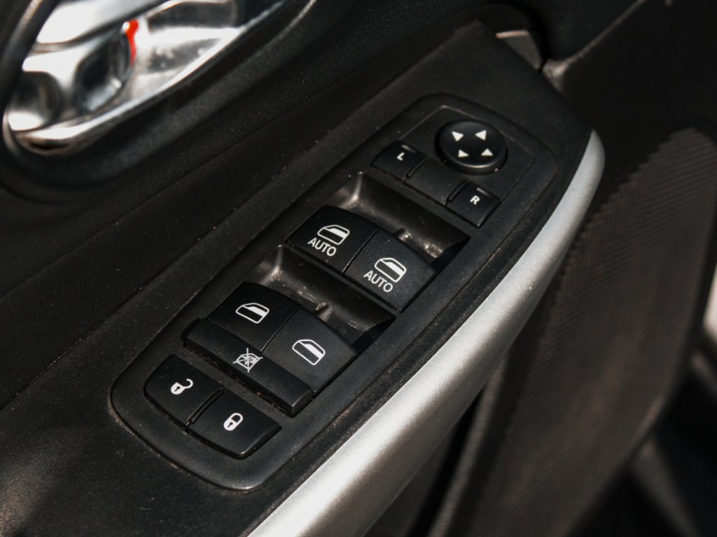 Used 2018 Billet Silver Metallic Clearcoat Jeep Trailhawk image 9