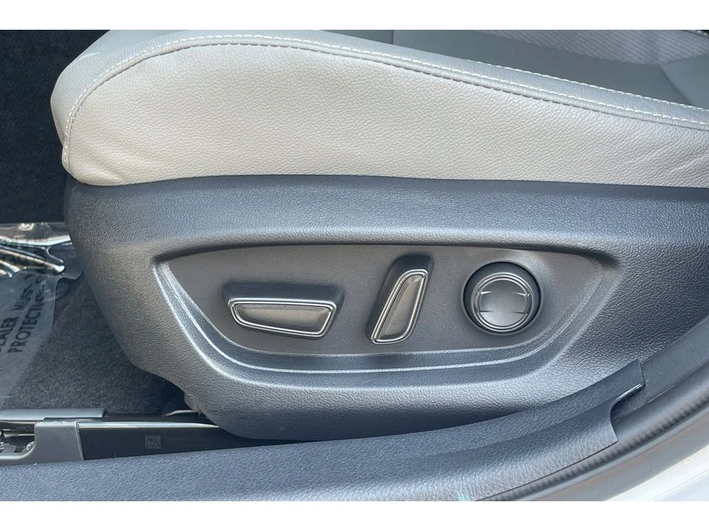 Used 2025 Ice Cap Toyota SE image 14