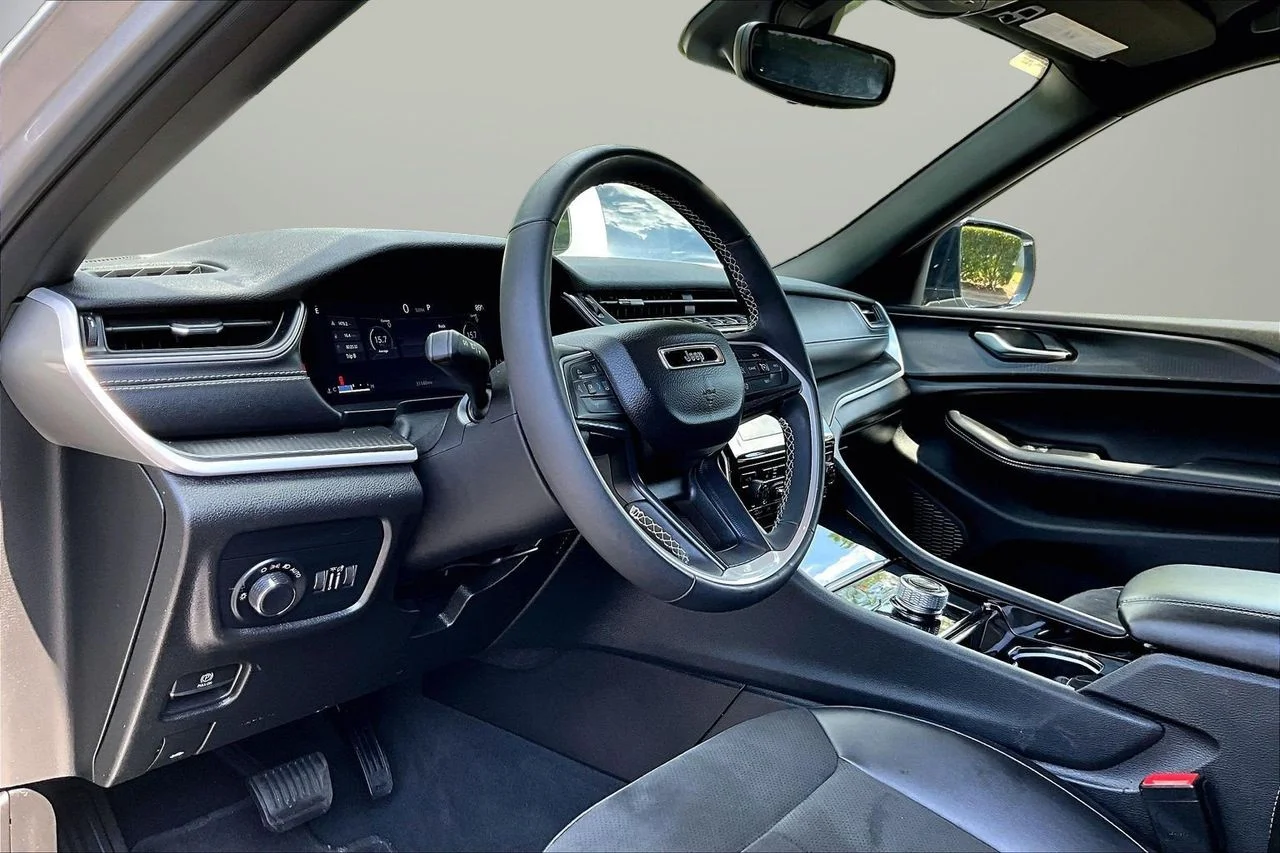 Used 2023 Silver Jeep Altitude image 17