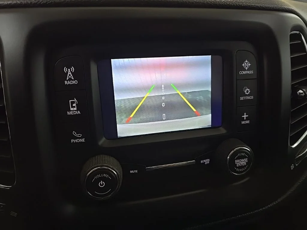 Used 2018 White Jeep Latitude image 23