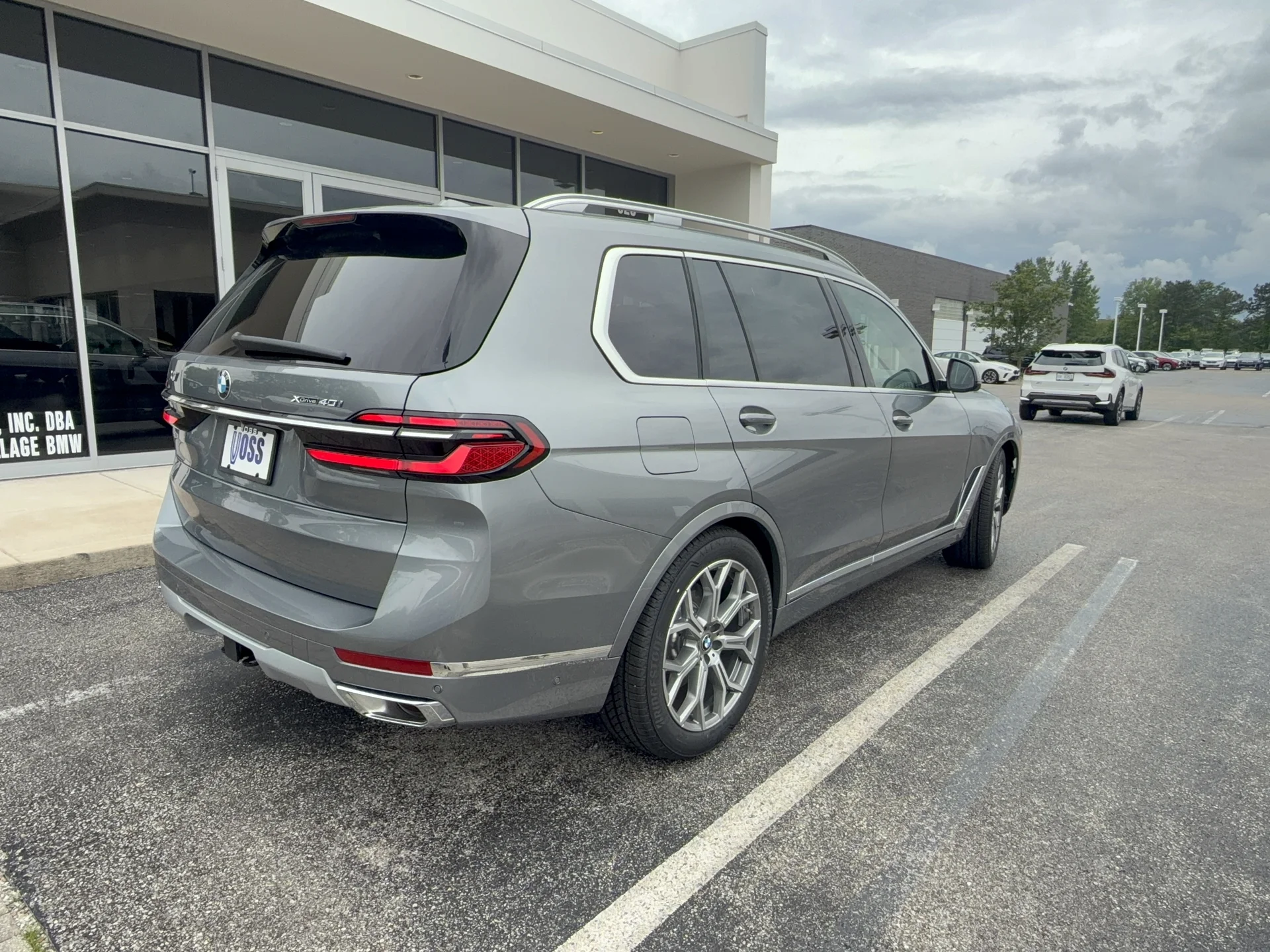 New 2026 Skyscraper Grey Metallic BMW xDrive40i image 3