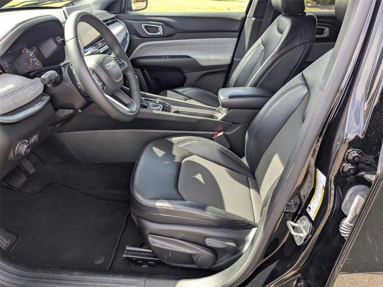 Used 2024 Diamond Black Crystal Pearlcoat Jeep Latitude image 14