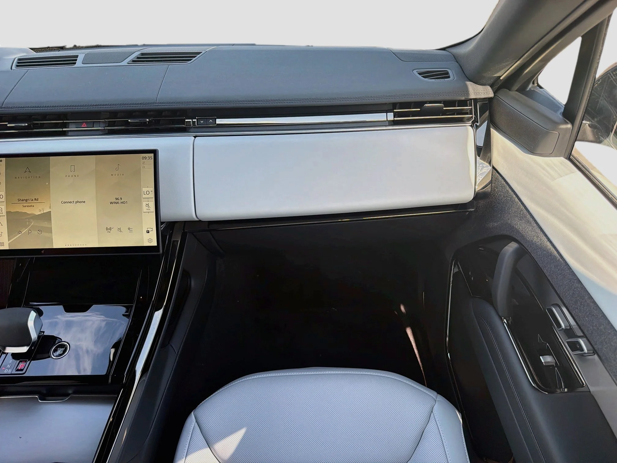 New 2026 Flux Silver Ultra Mettalic Gloss Land Rover Dynamic SE image 19