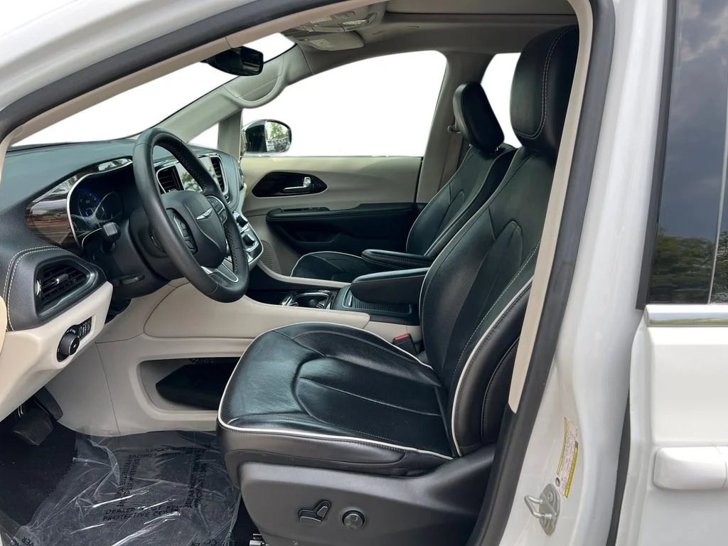 Used 2023 White Chrysler Limited image 6