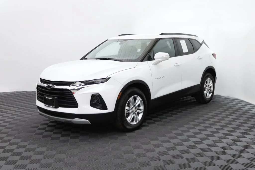 Used 2022 Summit White Chevrolet 2LT image 3