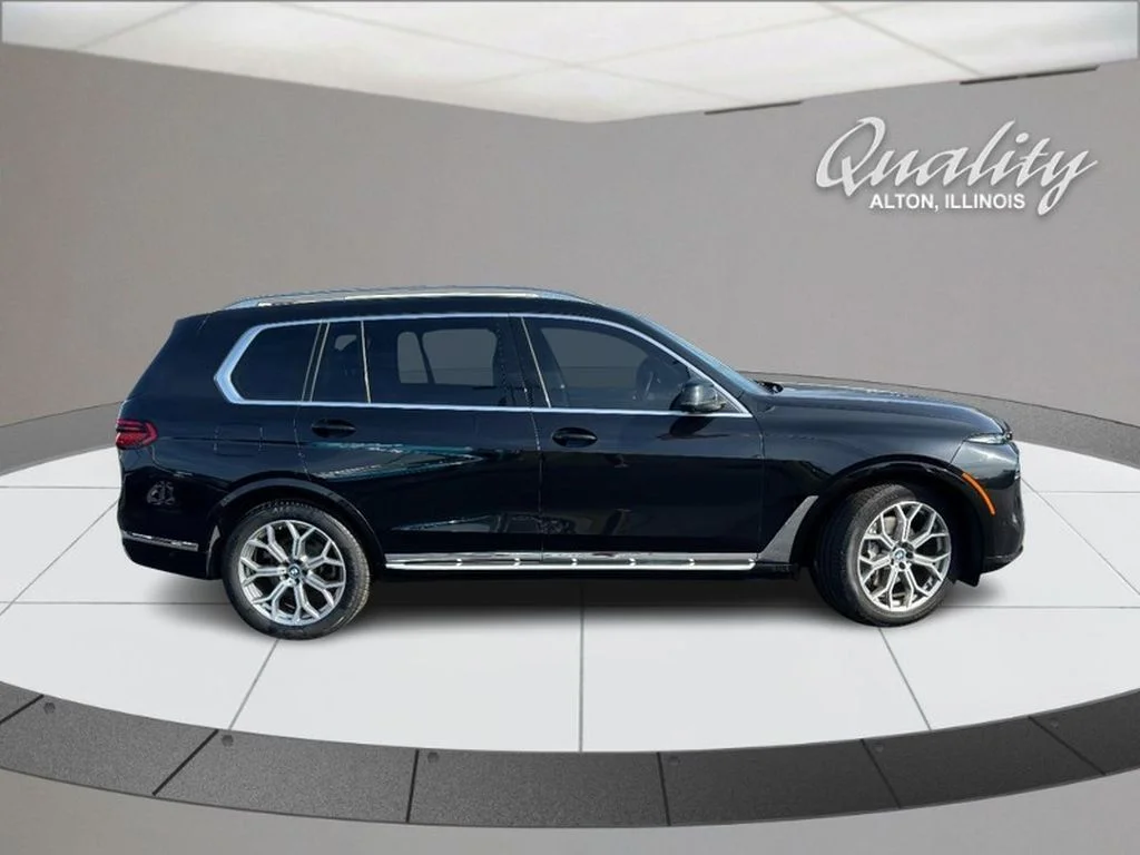 Used 2024 Diamond Black Crystal Pearlcoat Jeep Limited image 3