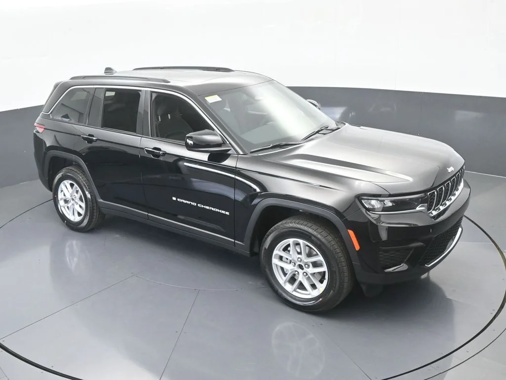 New 2026 Diamond Black Crystal Pearl-Coat Exterior Paint Jeep Laredo X image 51